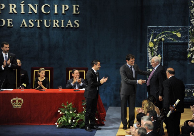 El Pr�ncipe Felipe entrega al escritor liban�s Amin Maalouf el Premio Pr�ncipe de Asturias de las Letras 2010.