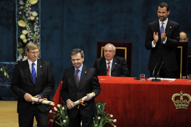 El Prncipe Felipe entrega al escritor libans Amin Maalouf el Premio Prncipe de Asturias de las Letras 2010.