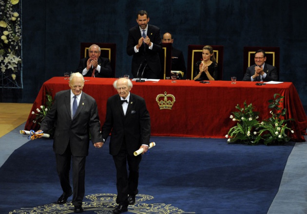 El Prncipe Felipe entrega al escritor libans Amin Maalouf el Premio Prncipe de Asturias de las Letras 2010.