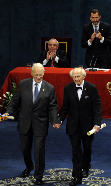 El Prncipe Felipe entrega al escritor libans Amin Maalouf el Premio Prncipe de Asturias de las Letras 2010.