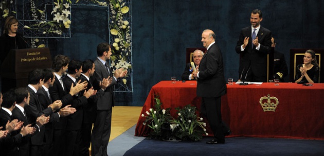 El Prncipe Felipe entrega al escritor libans Amin Maalouf el Premio Prncipe de Asturias de las Letras 2010.