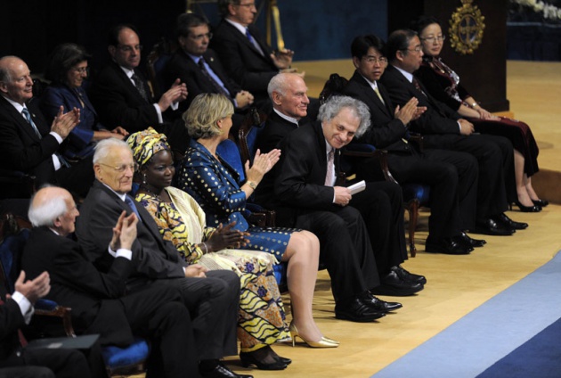 El Prncipe Felipe entrega al escritor libans Amin Maalouf el Premio Prncipe de Asturias de las Letras 2010.