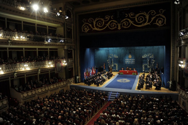 El Prncipe Felipe entrega al escritor libans Amin Maalouf el Premio Prncipe de Asturias de las Letras 2010.