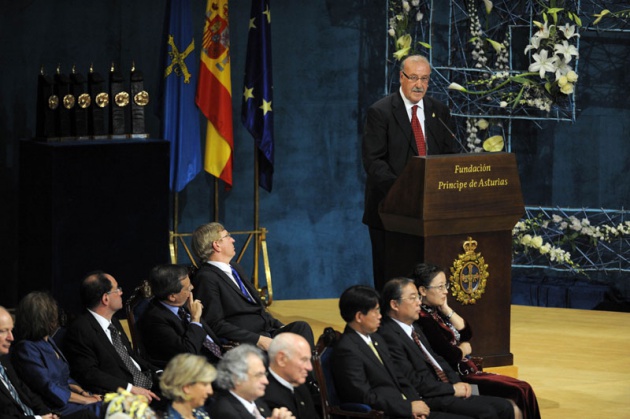 El Prncipe Felipe entrega al escritor libans Amin Maalouf el Premio Prncipe de Asturias de las Letras 2010.