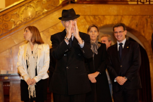 Leonard Cohen recibe un vibrante homenaje en el Jovellanos, donde Nacho Vegas le advierte de que cuidado con saludar a los que mataron a Lorca