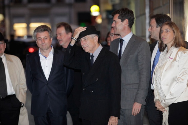 Leonard Cohen recibe un vibrante homenaje en el Jovellanos, donde Nacho Vegas le advierte de que cuidado con saludar a los que mataron a Lorca