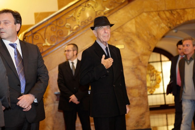 Leonard Cohen recibe un vibrante homenaje en el Jovellanos, donde Nacho Vegas le advierte de que cuidado con saludar a los que mataron a Lorca