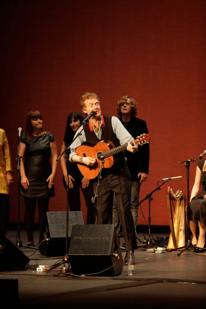 Leonard Cohen recibe un vibrante homenaje en el Jovellanos, donde Nacho Vegas le advierte de que cuidado con saludar a los que mataron a Lorca