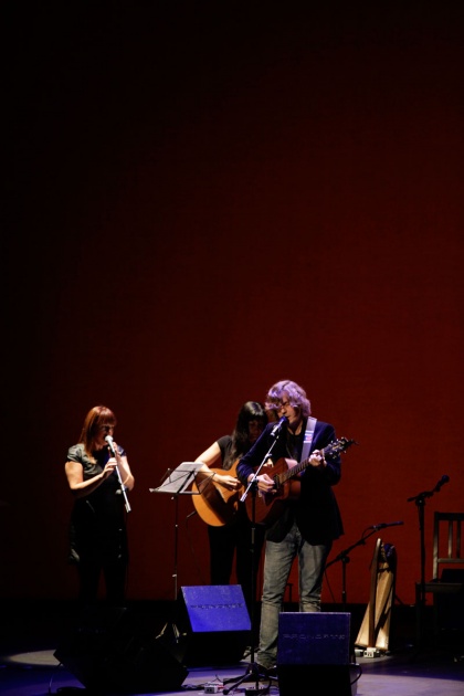 Leonard Cohen recibe un vibrante homenaje en el Jovellanos, donde Nacho Vegas le advierte de que cuidado con saludar a los que mataron a Lorca