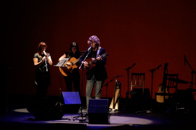 Leonard Cohen recibe un vibrante homenaje en el Jovellanos, donde Nacho Vegas le advierte de que cuidado con saludar a los que mataron a Lorca