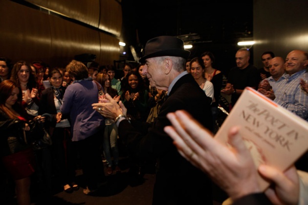 Leonard Cohen recibe un vibrante homenaje en el Jovellanos, donde Nacho Vegas le advierte de que cuidado con saludar a los que mataron a Lorca