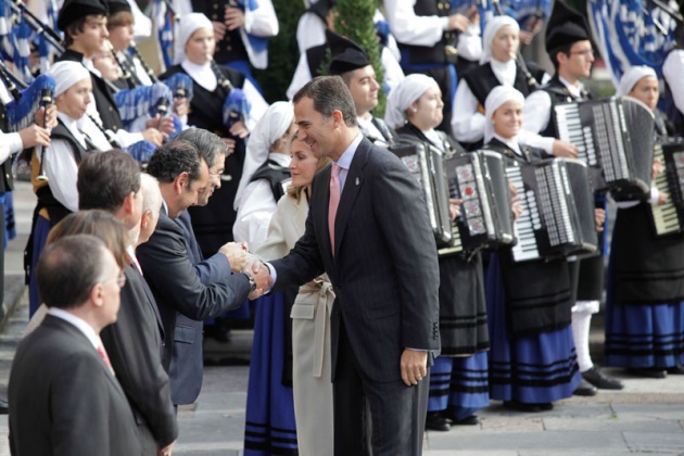 Los prncipes de Asturias han llegado hoy minutos antes de las 12:00 horas al hotel de la Reconquista, donde han sido recibidos por lvarez-Cascos, para presidir maana la entrega de los premios que llevan el nombre del heredero de la Corona y que este ao celebran su XXXI edicin.