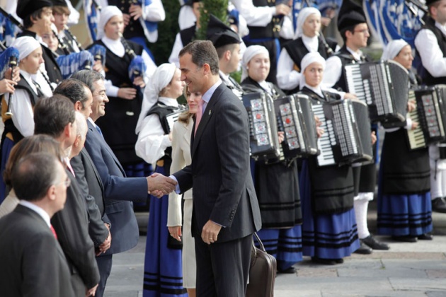 Los prncipes de Asturias han llegado hoy minutos antes de las 12:00 horas al hotel de la Reconquista, donde han sido recibidos por lvarez-Cascos, para presidir maana la entrega de los premios que llevan el nombre del heredero de la Corona y que este ao celebran su XXXI edicin.