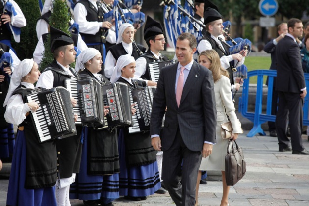 Los prncipes de Asturias han llegado hoy minutos antes de las 12:00 horas al hotel de la Reconquista, donde han sido recibidos por lvarez-Cascos, para presidir maana la entrega de los premios que llevan el nombre del heredero de la Corona y que este ao celebran su XXXI edicin.