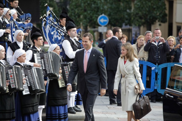 Los prncipes de Asturias han llegado hoy minutos antes de las 12:00 horas al hotel de la Reconquista, donde han sido recibidos por lvarez-Cascos, para presidir maana la entrega de los premios que llevan el nombre del heredero de la Corona y que este ao celebran su XXXI edicin.