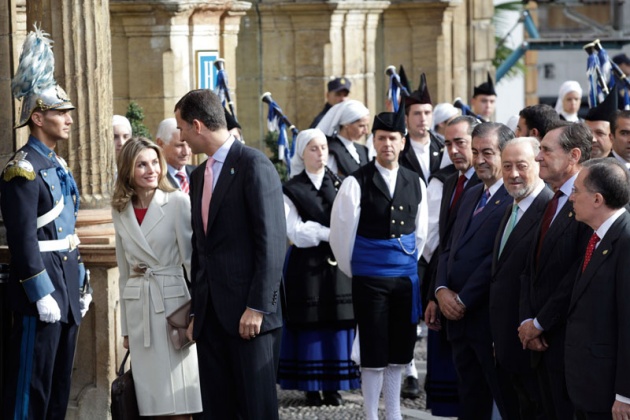 Los prncipes de Asturias han llegado hoy minutos antes de las 12:00 horas al hotel de la Reconquista, donde han sido recibidos por lvarez-Cascos, para presidir maana la entrega de los premios que llevan el nombre del heredero de la Corona y que este ao celebran su XXXI edicin.