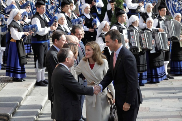 Los prncipes de Asturias han llegado hoy minutos antes de las 12:00 horas al hotel de la Reconquista, donde han sido recibidos por lvarez-Cascos, para presidir maana la entrega de los premios que llevan el nombre del heredero de la Corona y que este ao celebran su XXXI edicin.