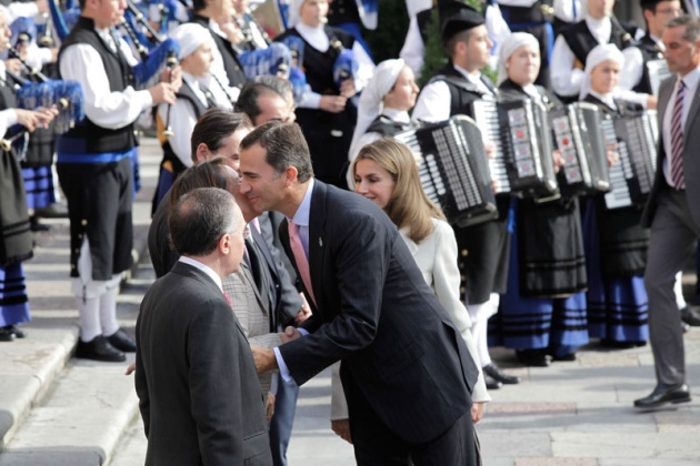 Los prncipes de Asturias han llegado hoy minutos antes de las 12:00 horas al hotel de la Reconquista, donde han sido recibidos por lvarez-Cascos, para presidir maana la entrega de los premios que llevan el nombre del heredero de la Corona y que este ao celebran su XXXI edicin.