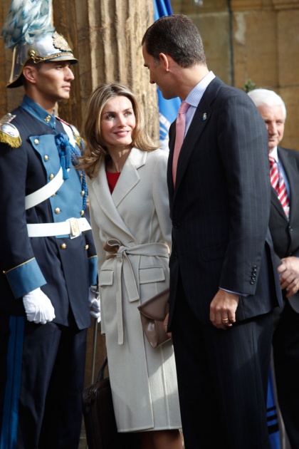 Los prncipes de Asturias han llegado hoy minutos antes de las 12:00 horas al hotel de la Reconquista, donde han sido recibidos por lvarez-Cascos, para presidir maana la entrega de los premios que llevan el nombre del heredero de la Corona y que este ao celebran su XXXI edicin.