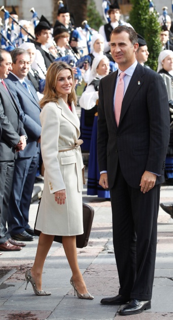 Los prncipes de Asturias han llegado hoy minutos antes de las 12:00 horas al hotel de la Reconquista, donde han sido recibidos por lvarez-Cascos, para presidir maana la entrega de los premios que llevan el nombre del heredero de la Corona y que este ao celebran su XXXI edicin.