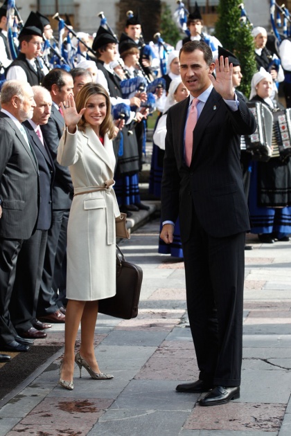 Los prncipes de Asturias han llegado hoy minutos antes de las 12:00 horas al hotel de la Reconquista, donde han sido recibidos por lvarez-Cascos, para presidir maana la entrega de los premios que llevan el nombre del heredero de la Corona y que este ao celebran su XXXI edicin.