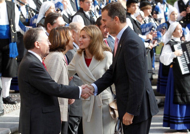 Los prncipes de Asturias han llegado hoy minutos antes de las 12:00 horas al hotel de la Reconquista, donde han sido recibidos por lvarez-Cascos, para presidir maana la entrega de los premios que llevan el nombre del heredero de la Corona y que este ao celebran su XXXI edicin.