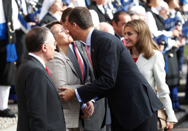 Los prncipes de Asturias han llegado hoy minutos antes de las 12:00 horas al hotel de la Reconquista, donde han sido recibidos por lvarez-Cascos, para presidir maana la entrega de los premios que llevan el nombre del heredero de la Corona y que este ao celebran su XXXI edicin.