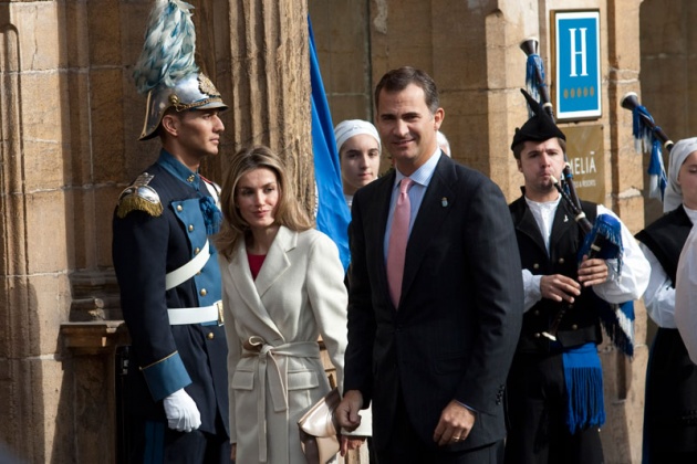 Los prncipes de Asturias han llegado hoy minutos antes de las 12:00 horas al hotel de la Reconquista, donde han sido recibidos por lvarez-Cascos, para presidir maana la entrega de los premios que llevan el nombre del heredero de la Corona y que este ao celebran su XXXI edicin.