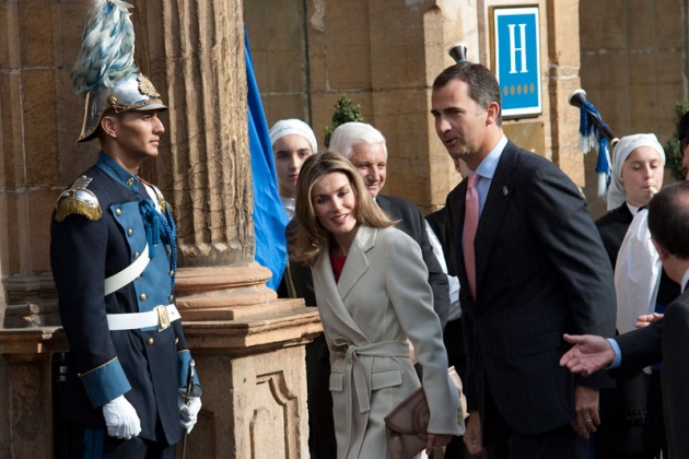 Los prncipes de Asturias han llegado hoy minutos antes de las 12:00 horas al hotel de la Reconquista, donde han sido recibidos por lvarez-Cascos, para presidir maana la entrega de los premios que llevan el nombre del heredero de la Corona y que este ao celebran su XXXI edicin.