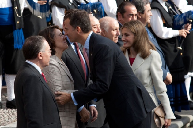 Los prncipes de Asturias han llegado hoy minutos antes de las 12:00 horas al hotel de la Reconquista, donde han sido recibidos por lvarez-Cascos, para presidir maana la entrega de los premios que llevan el nombre del heredero de la Corona y que este ao celebran su XXXI edicin.