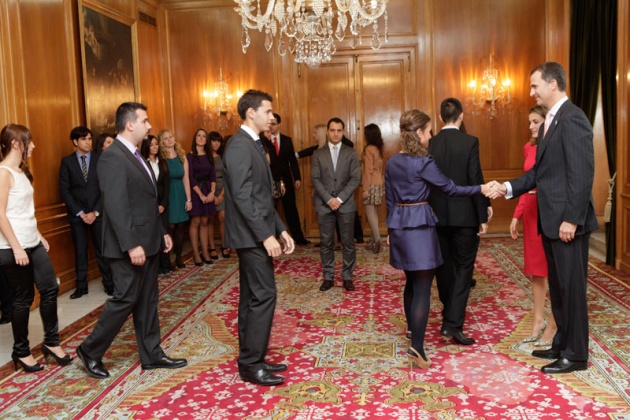 El Saln de Consejos del Hotel de la Reconquista ha sido el escenario de las tradicionales Audiencias de los Prncipes de Asturias. Don Felipe y Doa Leticia han recibido esta maana a representantes de diferentes colectivos. Los Premios Fin de Carrera 2010 de la Universidad de Oviedo.