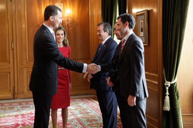 El Saln de Consejos del Hotel de la Reconquista ha sido el escenario de las tradicionales Audiencias de los Prncipes de Asturias. Don Felipe y Doa Leticia han recibido esta maana a representantes de diferentes colectivos. Galardonados con las Medallas de Asturias e Hijos Predilectos de Asturias 2011