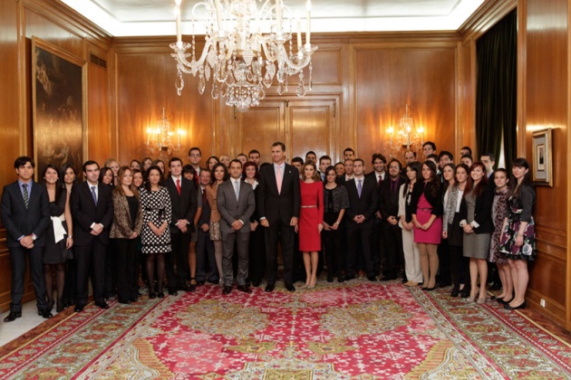 El Saln de Consejos del Hotel de la Reconquista ha sido el escenario de las tradicionales Audiencias de los Prncipes de Asturias. Don Felipe y Doa Leticia han recibido esta maana a representantes de diferentes colectivos. Los Premios Fin de Carrera 2010 de la Universidad de Oviedo.