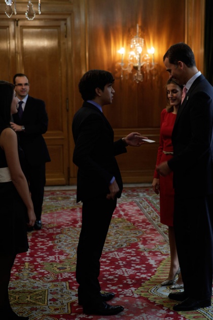 El Saln de Consejos del Hotel de la Reconquista ha sido el escenario de las tradicionales Audiencias de los Prncipes de Asturias. Don Felipe y Doa Leticia han recibido esta maana a representantes de diferentes colectivos. Los Premios Fin de Carrera 2010 de la Universidad de Oviedo. El joven Pablo lvarez Meana aprovech sus segundos de saludo al Prncipe para entregarle su tarjeta personal.