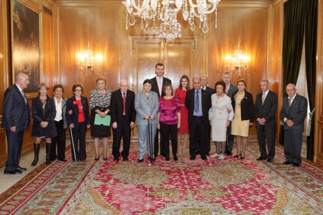 El Saln de Consejos del Hotel de la Reconquista ha sido el escenario de las tradicionales Audiencias de los Prncipes de Asturias. Don Felipe y Doa Leticia han recibido esta maana a representantes de diferentes colectivos. Representacin de la Asociacin Prkinson de Asturias.