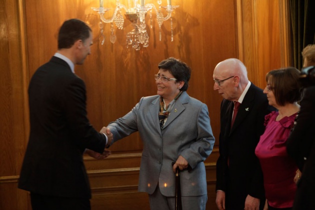 El Saln de Consejos del Hotel de la Reconquista ha sido el escenario de las tradicionales Audiencias de los Prncipes de Asturias. Don Felipe y Doa Leticia han recibido esta maana a representantes de diferentes colectivos. Representacin de la Asociacin Prkinson de Asturias.