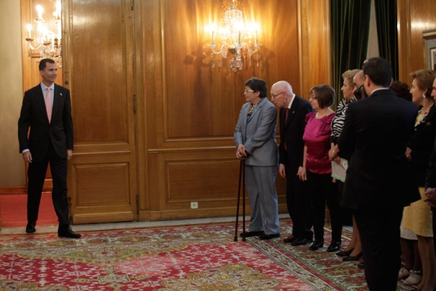 El Saln de Consejos del Hotel de la Reconquista ha sido el escenario de las tradicionales Audiencias de los Prncipes de Asturias. Don Felipe y Doa Leticia han recibido esta maana a representantes de diferentes colectivos. Representacin de la Asociacin Prkinson de Asturias.