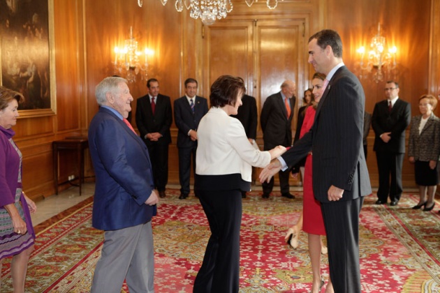 El Saln de Consejos del Hotel de la Reconquista ha sido el escenario de las tradicionales Audiencias de los Prncipes de Asturias. Don Felipe y Doa Leticia han recibido esta maana a representantes de diferentes colectivos. Galardonados con las Medallas de Asturias e Hijos Predilectos de Asturias 2011