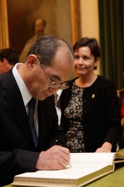 La alcaldesa de Gijn ha trasladado a los cinco representantes que maana recogern el Premio Prncipe de la Concordia, el deseo de hermanarse con la localidad japonesa.