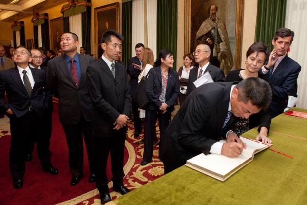 La alcaldesa de Gijn ha trasladado a los cinco representantes que maana recogern el Premio Prncipe de la Concordia, el deseo de hermanarse con la localidad japonesa.