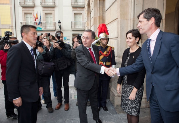 La alcaldesa de Gijn ha trasladado a los cinco representantes que maana recogern el Premio Prncipe de la Concordia, el deseo de hermanarse con la localidad japonesa.