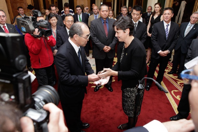 La alcaldesa de Gijn ha trasladado a los cinco representantes que maana recogern el Premio Prncipe de la Concordia, el deseo de hermanarse con la localidad japonesa.