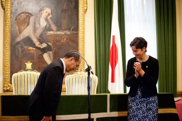 La alcaldesa de Gijn ha trasladado a los cinco representantes que maana recogern el Premio Prncipe de la Concordia, el deseo de hermanarse con la localidad japonesa.