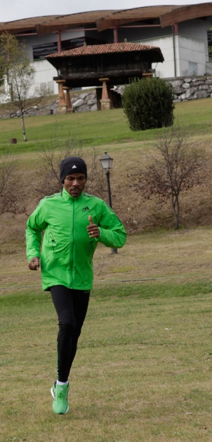 El Premio Prncipe de Asturias de los Deportes 2011, ha aprovechado la tarde del jueves, vspera de la entrega de premios, para correr en el Parque de Invierno de Oviedo.