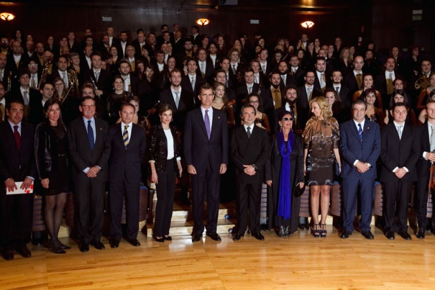 Los Prncipes de Asturias han presidido el Concierto de Clausura de la XX Semana de la Msica que ha tenido lugar en el Auditorio Prncipe Felipe de Oviedo y al que tambin ha asistido el presidente del Principado, Francisco lvarez-Cascos. Riccardo Muti, Premio Prncipe de Asturias de las Artes 2011, ha sido el encargado de dirigir a la Orquesta Juvenil Luigi Cherubini y al Coro de la Fundacin Prncipe de Asturias, en la ejecucin de Rquiem en Do menor, de Luigi Cherubini.