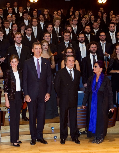 Los Prncipes de Asturias han presidido el Concierto de Clausura de la XX Semana de la Msica que ha tenido lugar en el Auditorio Prncipe Felipe de Oviedo y al que tambin ha asistido el presidente del Principado, Francisco lvarez-Cascos. Riccardo Muti, Premio Prncipe de Asturias de las Artes 2011, ha sido el encargado de dirigir a la Orquesta Juvenil Luigi Cherubini y al Coro de la Fundacin Prncipe de Asturias, en la ejecucin de Rquiem en Do menor, de Luigi Cherubini.