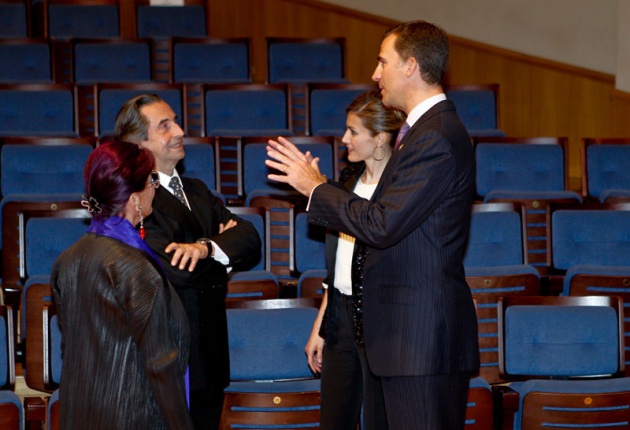 Los Prncipes de Asturias han presidido el Concierto de Clausura de la XX Semana de la Msica que ha tenido lugar en el Auditorio Prncipe Felipe de Oviedo y al que tambin ha asistido el presidente del Principado, Francisco lvarez-Cascos. Riccardo Muti, Premio Prncipe de Asturias de las Artes 2011, ha sido el encargado de dirigir a la Orquesta Juvenil Luigi Cherubini y al Coro de la Fundacin Prncipe de Asturias, en la ejecucin de Rquiem en Do menor, de Luigi Cherubini.