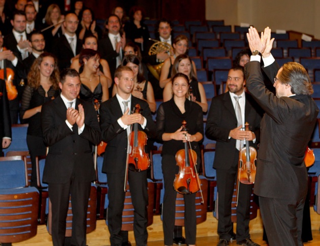 Los Prncipes de Asturias han presidido el Concierto de Clausura de la XX Semana de la Msica que ha tenido lugar en el Auditorio Prncipe Felipe de Oviedo y al que tambin ha asistido el presidente del Principado, Francisco lvarez-Cascos. Riccardo Muti, Premio Prncipe de Asturias de las Artes 2011, ha sido el encargado de dirigir a la Orquesta Juvenil Luigi Cherubini y al Coro de la Fundacin Prncipe de Asturias, en la ejecucin de Rquiem en Do menor, de Luigi Cherubini.