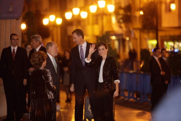 Los Prncipes de Asturias han presidido el Concierto de Clausura de la XX Semana de la Msica que ha tenido lugar en el Auditorio Prncipe Felipe de Oviedo y al que tambin ha asistido el presidente del Principado, Francisco lvarez-Cascos. Riccardo Muti, Premio Prncipe de Asturias de las Artes 2011, ha sido el encargado de dirigir a la Orquesta Juvenil Luigi Cherubini y al Coro de la Fundacin Prncipe de Asturias, en la ejecucin de Rquiem en Do menor, de Luigi Cherubini.