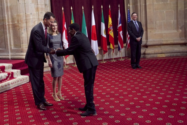 Don Felipe, acompaado de doa Letizia, ha entregado hoy a los distinguidos en las ocho categoras de los Premios Prncipe de Asturias 2011 las insignias acreditativas de estos galardones en una breve ceremonia celebrada en el hotel de la Reconquista de Oviedo, tras la llegada de la reina a la ciudad.